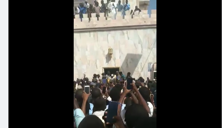 Prière : Sonko au Mausolée de Serigne Babacar Sy…video