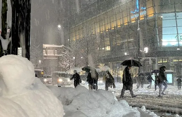 640x410_people-cross-the-road-carefully-as-heavy-snow-hits-northern-japan-in-the-city-of-niigata-on-december-19-2022-photo-by-jiji-press-afp-japan-out