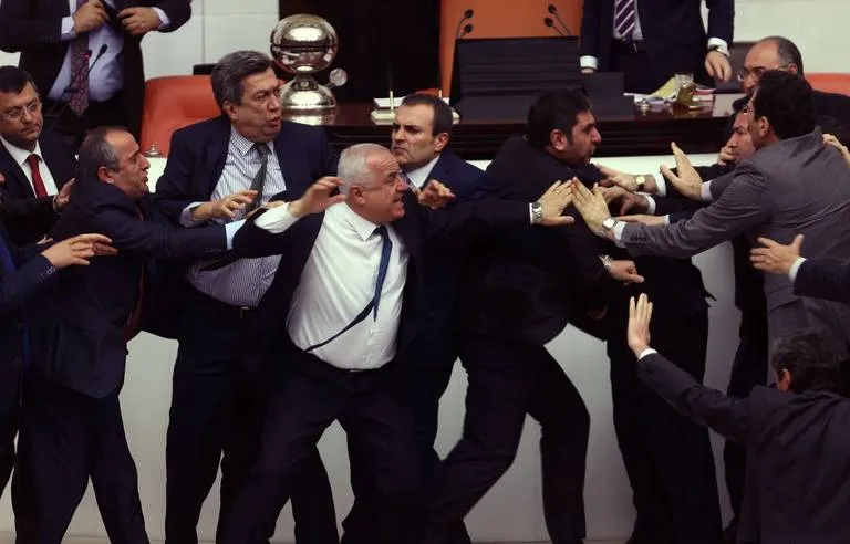 Turquie : Un député en soins intensifs après une bagarre au Parlement