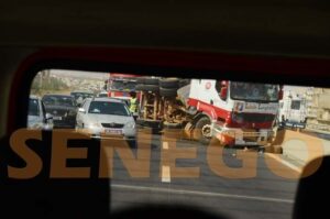 (Photos)-Autoroute, un conteneur se renverse et bouche le péage