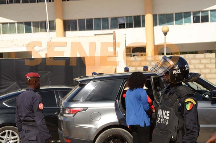 Confrontation Avec Sonko Larriv E De Adji Sarr En Robe Rouge Au