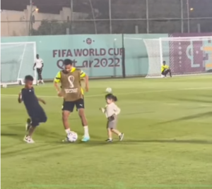 Qatar : Magnifique ambiance chez les Lions qui jouent au foot avec leurs enfants… (Vidéo)