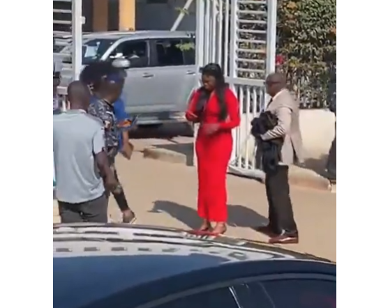 Confrontation avec Ousmane Sonko : Adji Sarr est arrivée au tribunal (Vidéo)
