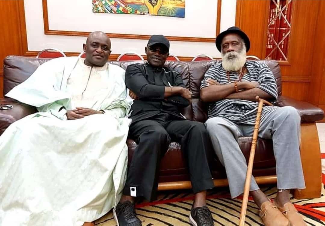 « Charles Foster part sans son statut d&rsquo;artiste dans un contexte de gouvernement de combat »