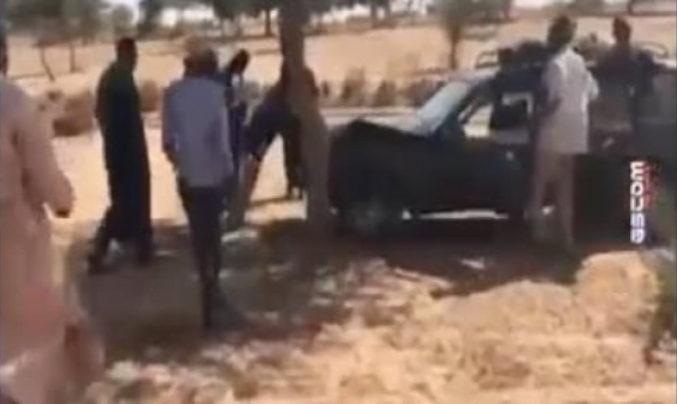 Un autre accident à Sakal : Une « 7 places » sort de la route et finit sa course contre un arbre. Regardez !