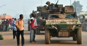 Le Burkina donne un mois à l’armée française pour quitter le pays, l’accusant “de mèche avec les agresseurs”