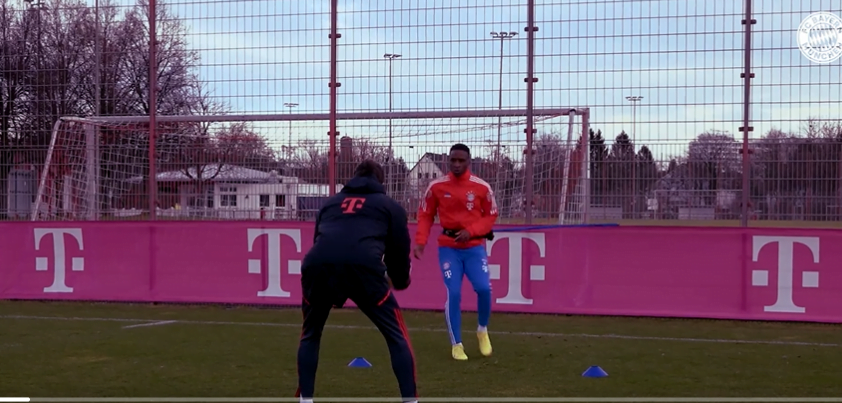 Foot : Bouna Sarr de retour à l’entraînement avec le ballon (vidéo)