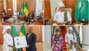 Hall of Fame : Mame Maty Mbengue présente son trophée à Macky Sall