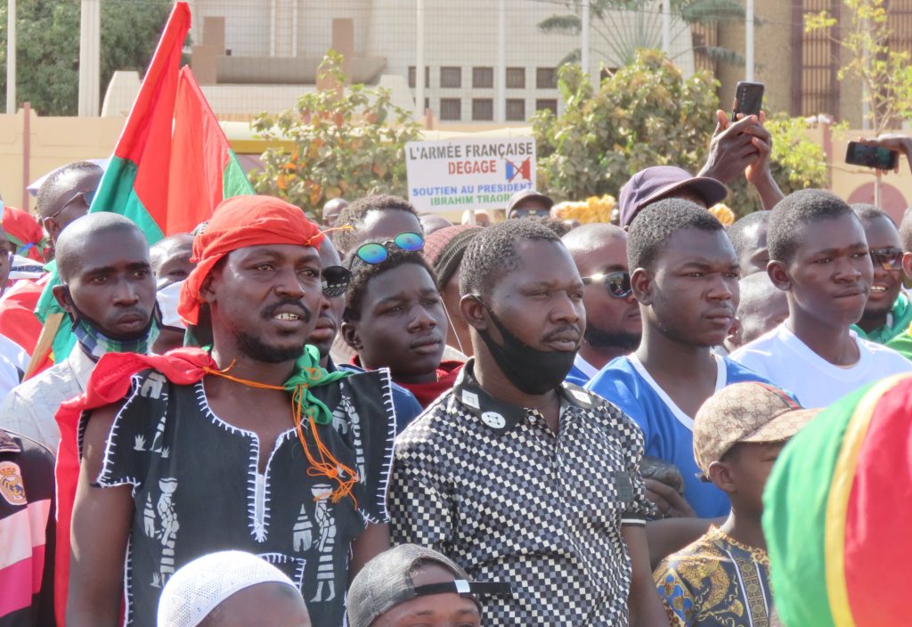 Retrait de l’armée française du Burkina: Des manifestants saluent la décision « courageuse » du Capitaine Traoré