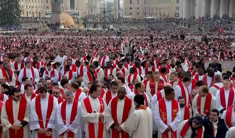 Obsèques Benoît XVI : Le Pape François préside la messe