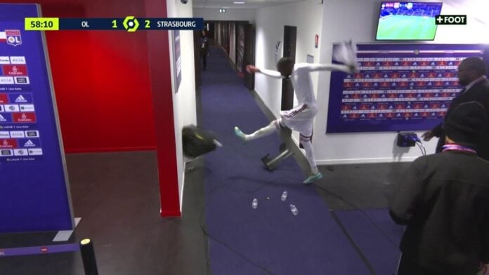 Défaite de l’OL: Remplacé par Laurent Blanc et sifflé par ses supporters, Toko-Ekambi pète les plombs (Vidéo)