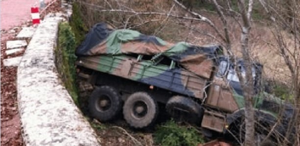 Un véhicule de l’armée se renverse, 1 mort et 7 blessés  