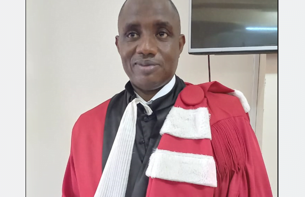 Yoro Dia, ministre, chargé de la com de la présidence sénégalaise, décoré pour service rendu à la France
