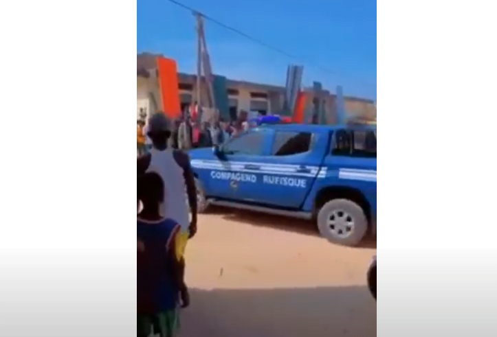 Protection du Lac Rose : Des gendarmes arrachent une banderole des habitants… Regardez !