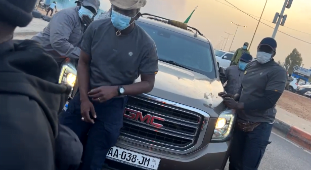Direct Mbacké : Avec son cortège, Sonko affronte les policiers (vidéo)