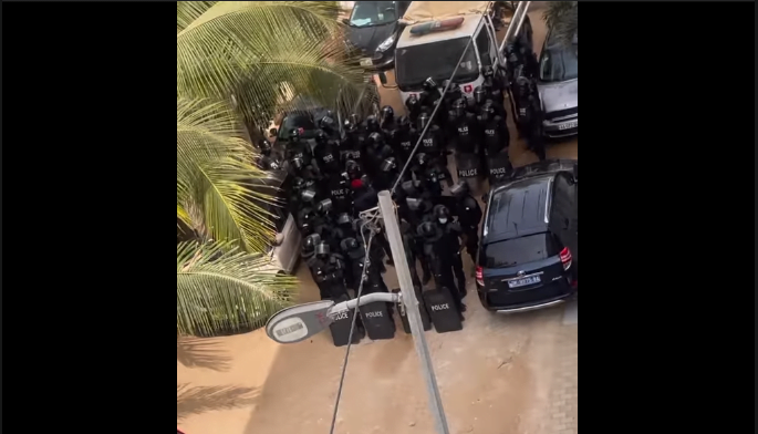Domicile de Ousmane Sonko : « La police s’est repositionnée à quelques mètres; ils n’ont jamais été proches »