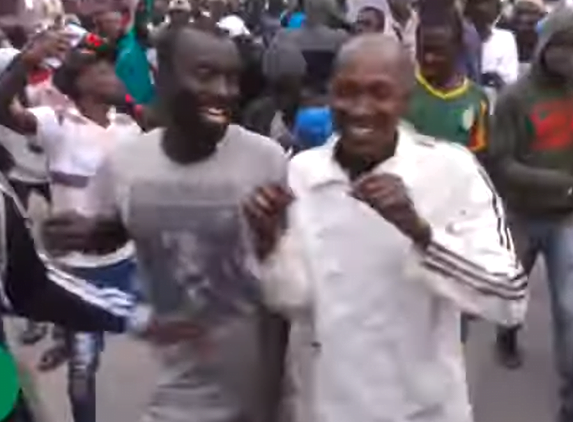 Sortie improvisée de Sonko aux Parcelles Assainies, la foule scande « nioun Sonko la nou gueum » Regardez !