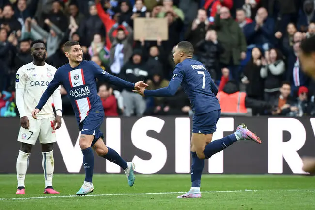 PSG remporte un match fou 4-3 contre Lille grâce à Mbappé et Messi malgré la blessure de Neymar