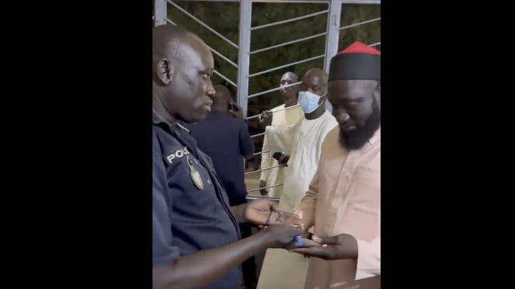 Le policier reçoit des prières de Serigne Assane Mbacké après l’avoir arrêté. Regardez