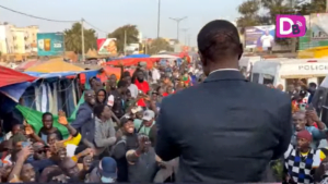 Vidéo : Sonko s’offre un bain de foule à sa sortie de Walf Tv. Regardez