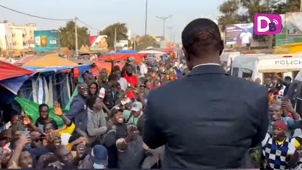 Vidéo : Sonko s’offre un bain de foule à sa sortie de Walf Tv. Regardez