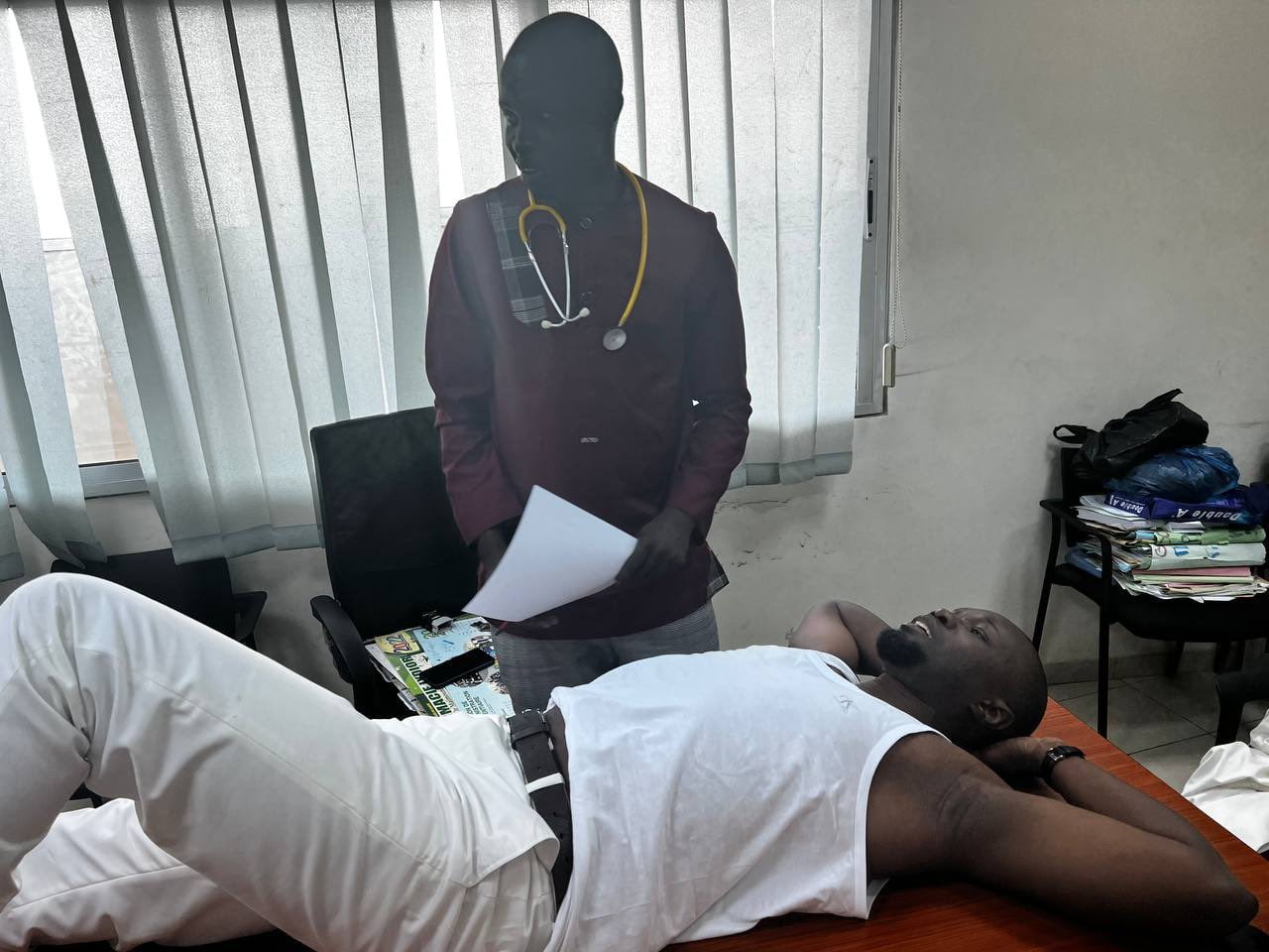 (Photos) Ousmane Sonko en train d’être examiné par un médecin