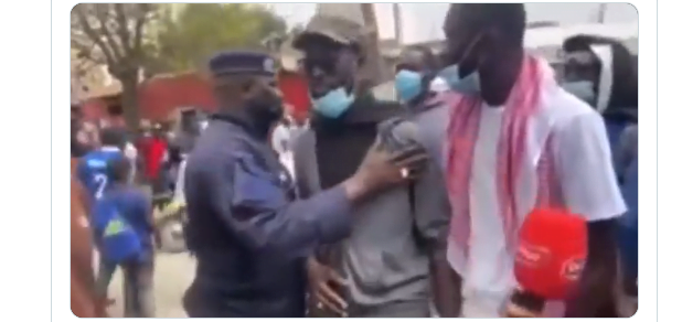 Incroyable : Ce jeune sénégalais arrêté en pleine interview par la police (vidéo)