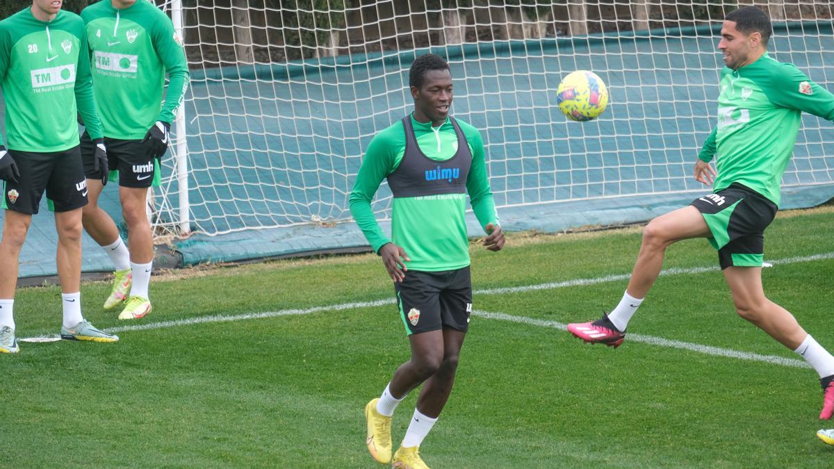Elche : Pape Cheikh Diop lourdement sanctionné après ses insultes envers l’arbitre contre le Real Betis