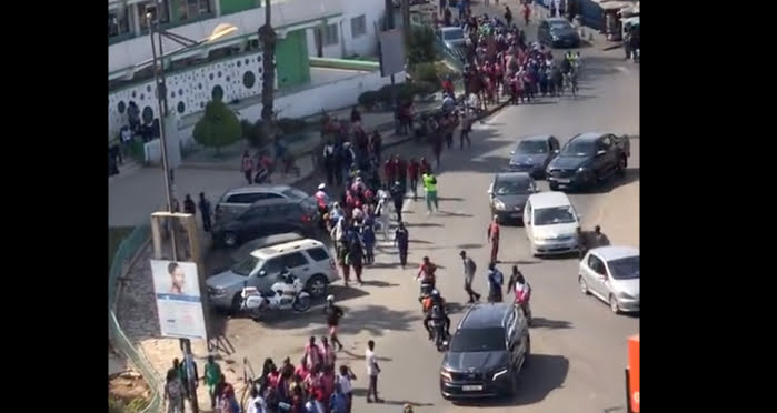 Suite des arrestations : Une foule d’élèves tente de déloger leurs camarades des classes (vidéo)