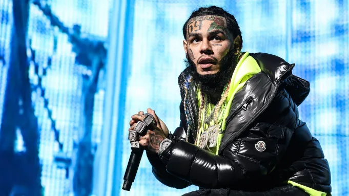 Floride : Le rappeur 6ix9ine a été victime d’une violente agression