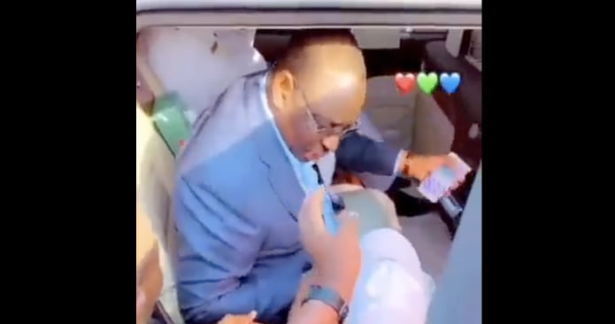 Vidéo de Macky Sall distribuant des billets depuis sa voiture : des images qui font polémique