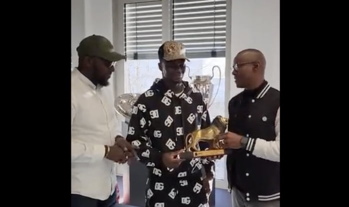 (Vidéo) Sadio Mané reçoit enfin son Trophée !