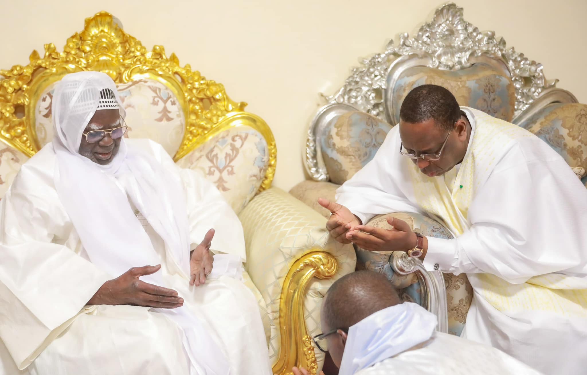 Décès de Sokhna Daba Diallo : Macky Sall présente ses condoléances à Serigne Mountakha (Photos)