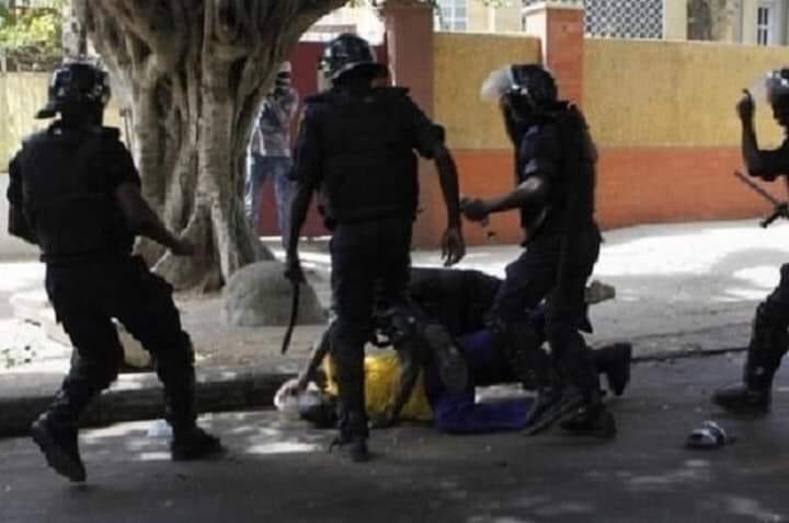 « Plus de six véhicules et une vingtaine d&rsquo;éléments » pour arrêter un membre de Pastef à Guédiawaye
