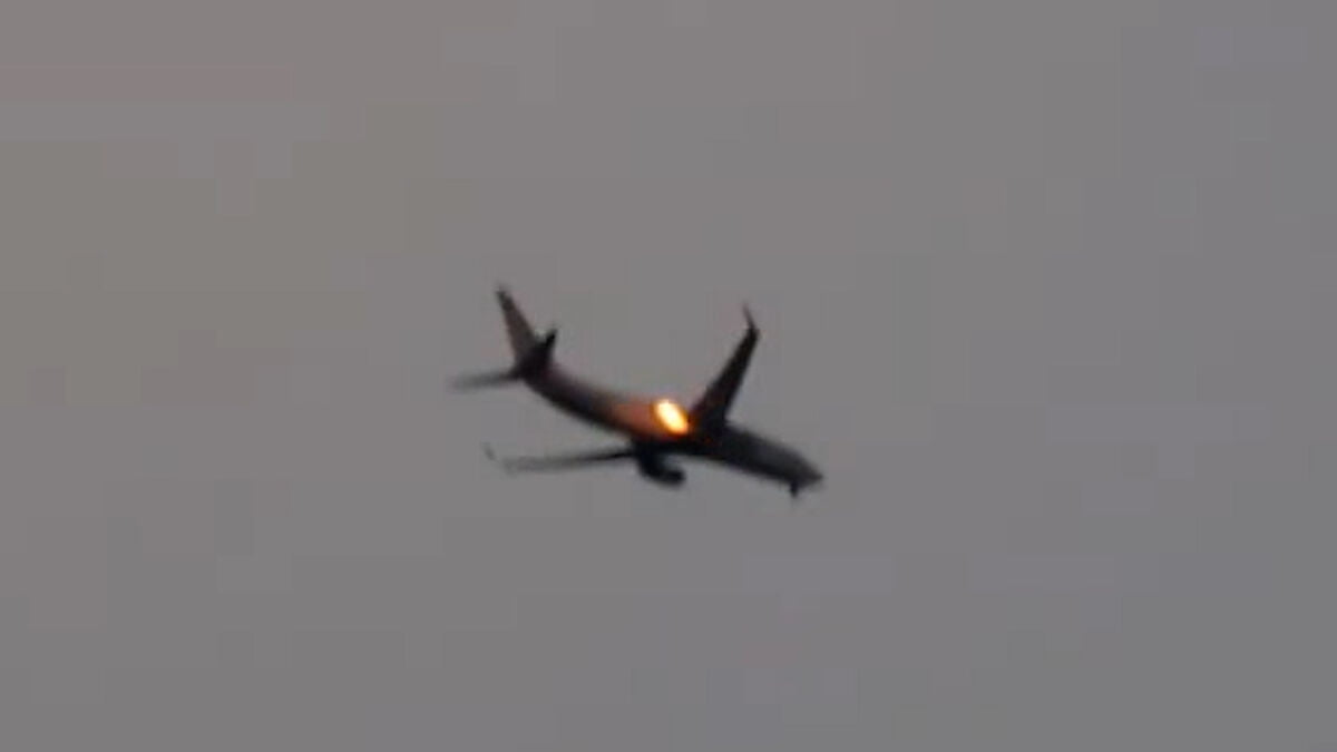 Un avion prend feu après avoir été touché par un oiseau (Vidéo)