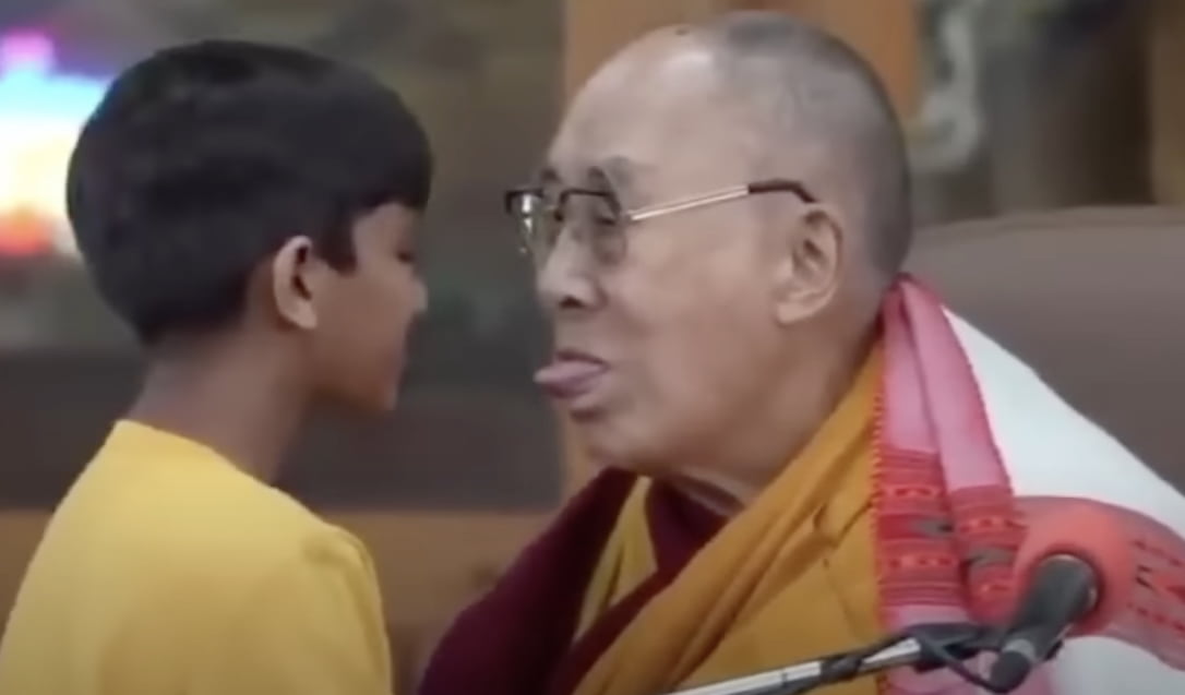 « Et suce ma langue » : Le Dalaï Lama s’excuse auprès d’un garçon après cette vidéo polémique