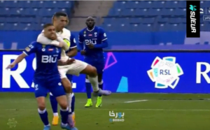 Arabie Saoudite : Cristiano Ronaldo, frustré, se met au MMA en plein match (Vidéo)