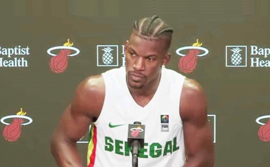 NBA : Jimmy Butler débarque en conférence de presse d’après match avec le maillot des Lions du Sénégal (Photo)