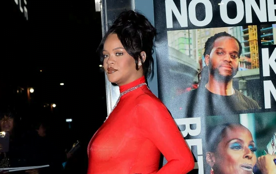 Rihanna éclatante en rouge: la chanteuse enceinte ultra-sexy (photos)