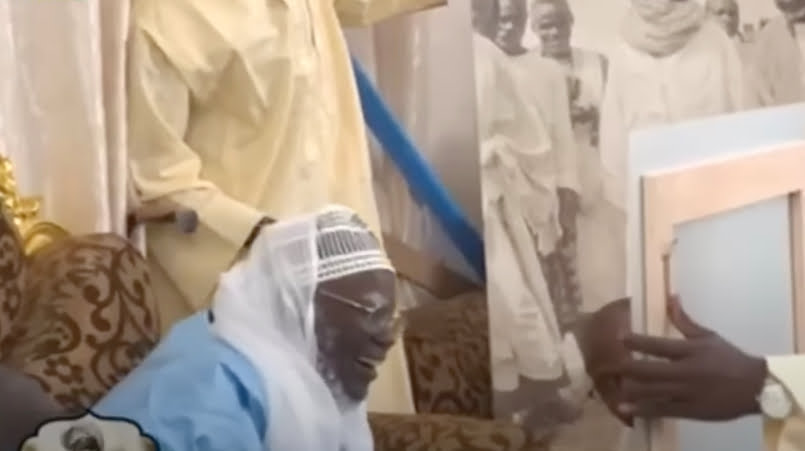 La réaction de Serigne Mountakha à la découverte des nouvelles photos de Serigne Touba (vidéo + photos)