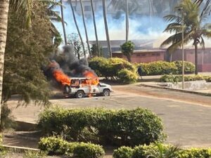 Ngor: Le véhicule de la Croix-Rouge incendié