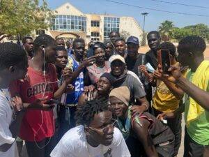 Arrêt sur images: Mimi Touré avec les jeunes manifestants de Ziguinchor