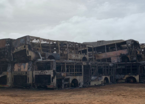 Keur Massar – Manifestations : Les épaves des bus de Dakar Dem Dikk brûlées en images