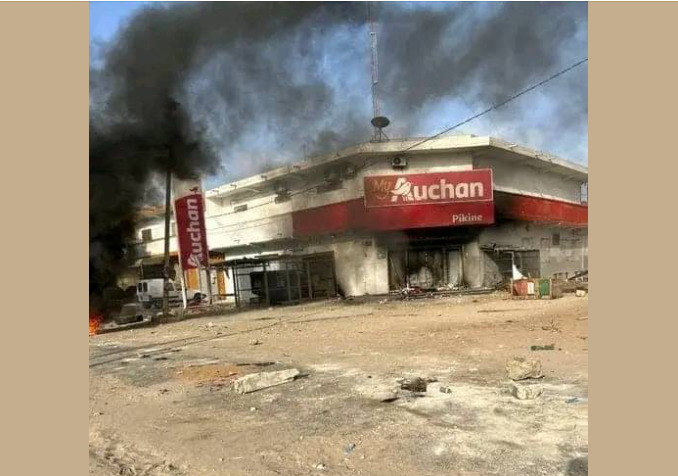 Auchan Pikine vandalisé et incendié par des manifestants. Regardez !