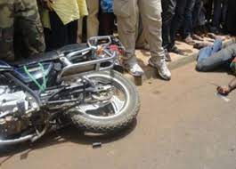 Ziguinchor :  Un conducteur de moto heurte violement un panneau publicitaire…