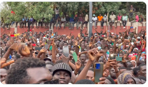 Sonko annonce son retour à Dakar : Regardez la réplique de la foule