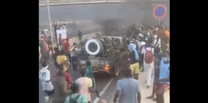 Manifs au Sénégal : Une foule immense accompagne des véhicules de l’armée (Vidéo)