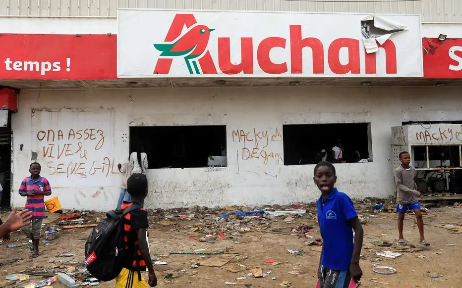 Pillage du magasin Auchan à la cité Soprim : Un jeune footballeur arrêté…