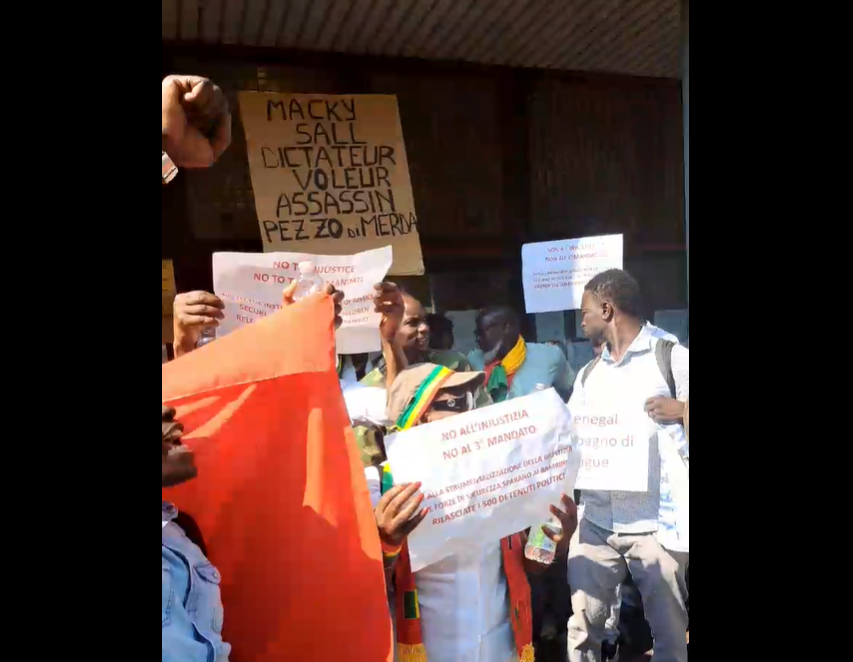 Procès Sonko Vs Adji Sarr : Le consulat du Sénégal à Milan bloqué par des manifestants. Regardez !