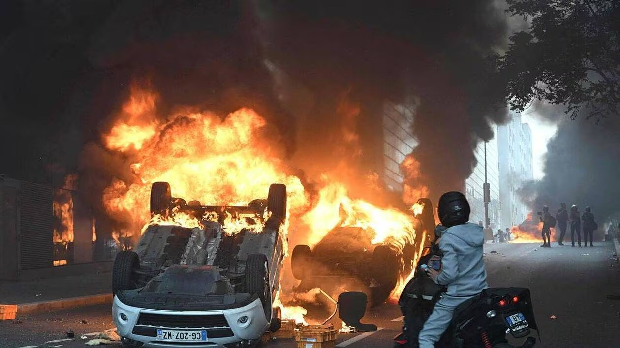 3e nuit d’émeutes en France: 492 bâtiments touchés, 2000 véhicules incendiés, aucun décès (Vidéos)